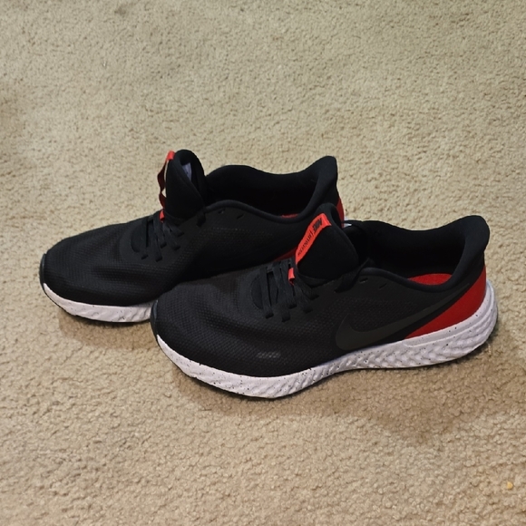 Nike Black and Red Athletic Shoes - Picture 5 of 7